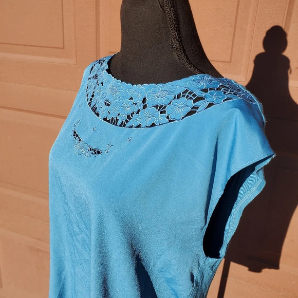 Lauren Conrad Sleeveless Blue Floral Embroidered Keyhole Back Shirt Size Medium - Picture 6 of 12